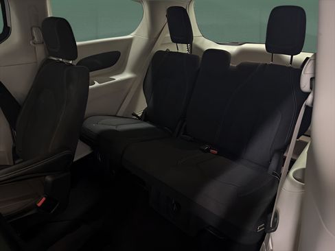 Used 2023 Chrysler Voyager LX FWD image 13