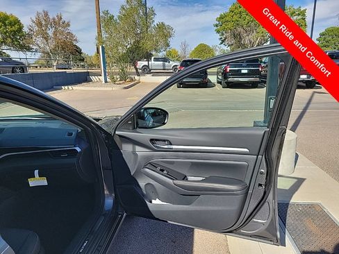 New 2025 Nissan Altima 2.5 SR w/ SR Premium Package FWD image 17
