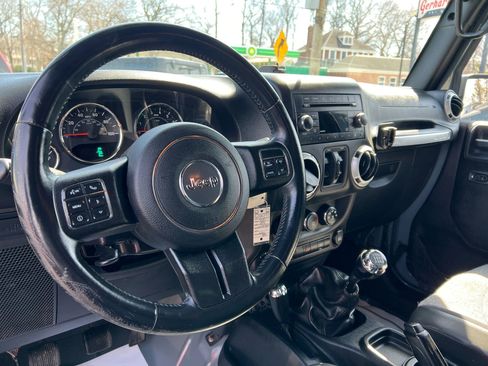 Used 2015 Jeep Wrangler Unlimited Rubicon w/ Dual Top Group AWD/4WD image 13