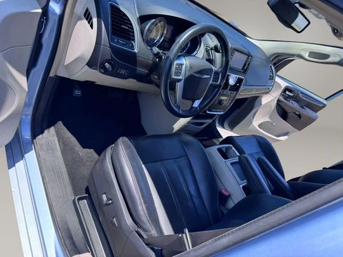 Used 2013 Chrysler Town & Country Touring-L w/ Driver Convenience Group FWD image 11