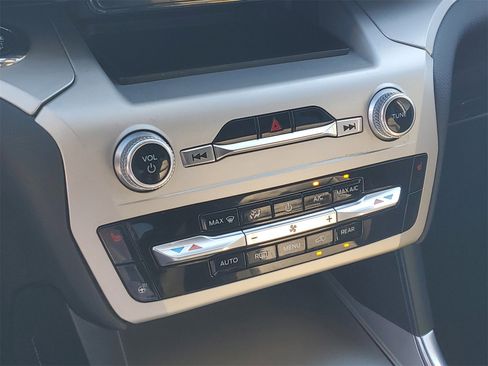 Certified 2022 Ford Explorer XLT w/ Equipment Group 202A image 28