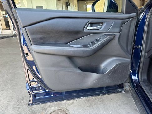 Used 2025 Nissan Rogue SV FWD image 18