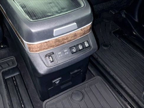 Used 2025 Toyota Sienna Platinum AWD/4WD image 34