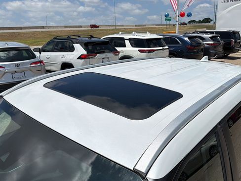 Used 2023 Toyota Highlander XLE FWD image 9
