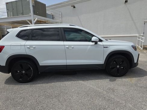 Used 2022 Volkswagen Taos SE FWD image 4