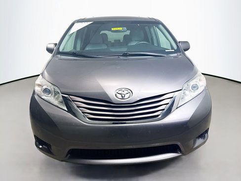 Used 2015 Toyota Sienna LE image 3