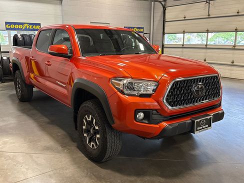 Used 2018 Toyota Tacoma TRD Off-Road w/ Technology Package AWD/4WD image 3