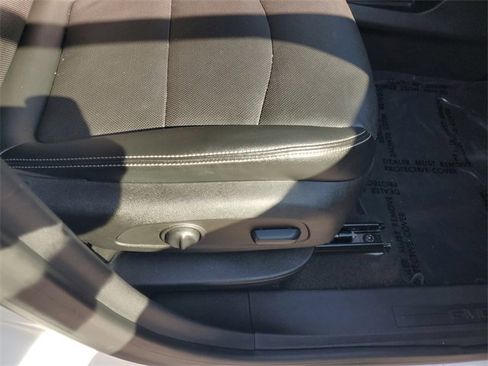 Used 2024 GMC Terrain SLT image 36