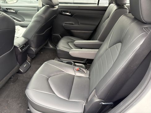 Used 2023 Toyota Highlander XLE AWD/4WD image 25