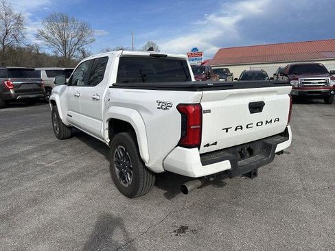 Used 2025 Toyota Tacoma TRD Sport AWD/4WD image 4
