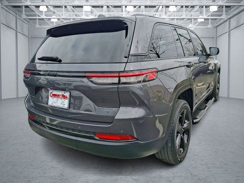 Used 2023 Jeep Grand Cherokee Altitude image 5