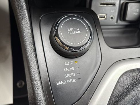 Used 2014 Jeep Cherokee Latitude AWD/4WD image 16