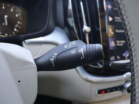 Used 2018 Volvo XC60 T6 Momentum w/ Convenience Package image 27