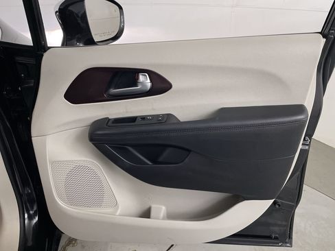 Used 2019 Chrysler Pacifica Limited FWD image 24