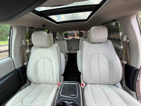 Used 2017 Chrysler Pacifica Limited FWD image 16