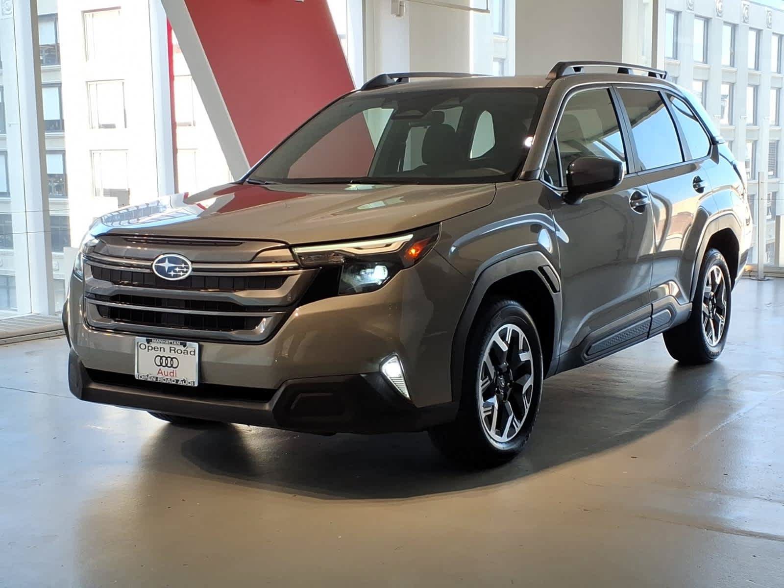Used 2025 Subaru Forester Premium AWD/4WD image 1