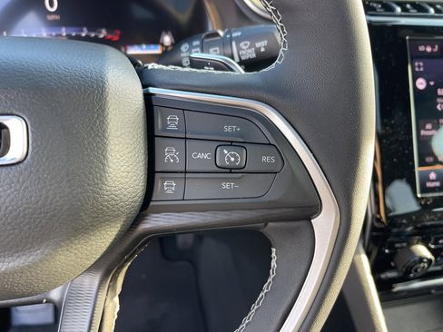 New 2025 Jeep Grand Cherokee Altitude image 14