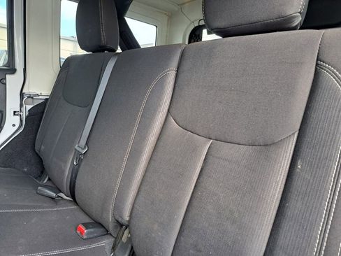 Used 2017 Jeep Wrangler Unlimited Rubicon w/ Connectivity Group image 17