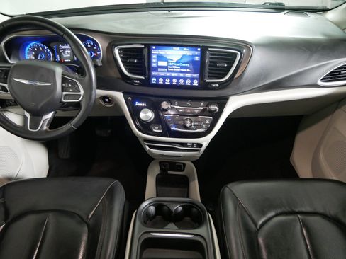 Used 2018 Chrysler Pacifica Touring-L w/ Premium Audio Group FWD image 10