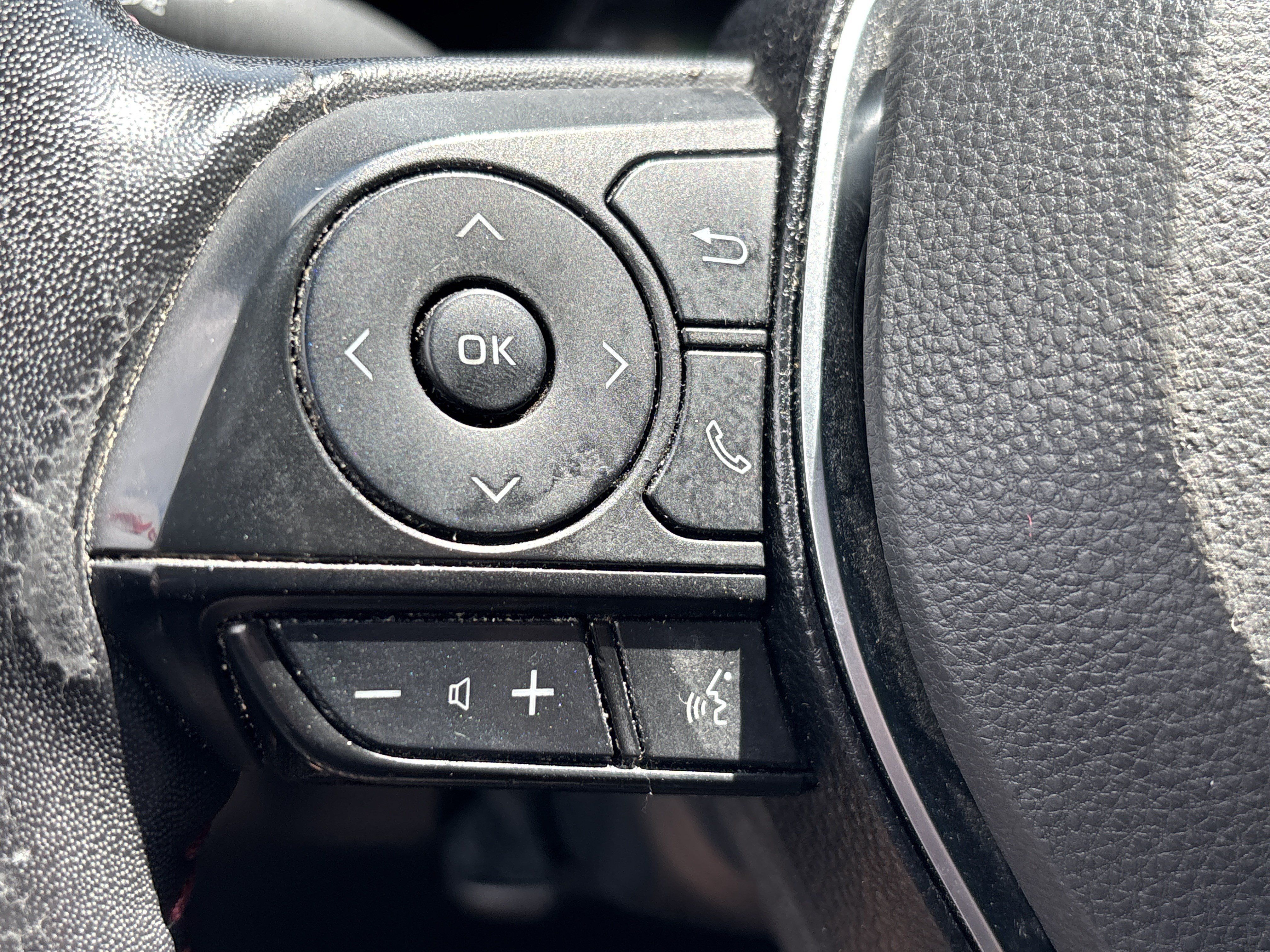 Used 2022 Toyota RAV4 SE w/ Weather & Moonroof Package AWD/4WD image 18