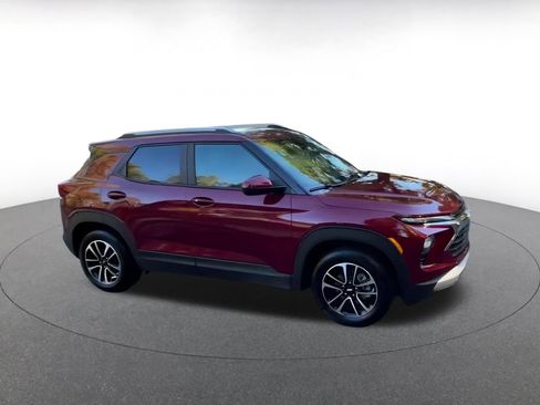 Used 2025 Chevrolet TrailBlazer LT image 2