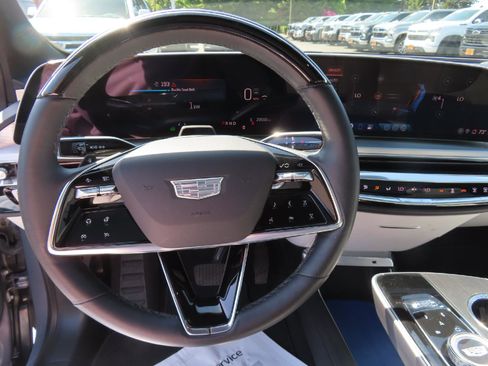 Used 2024 Cadillac Lyriq Luxury AWD/4WD image 17
