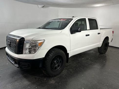 Used 2019 Nissan Titan S image 4