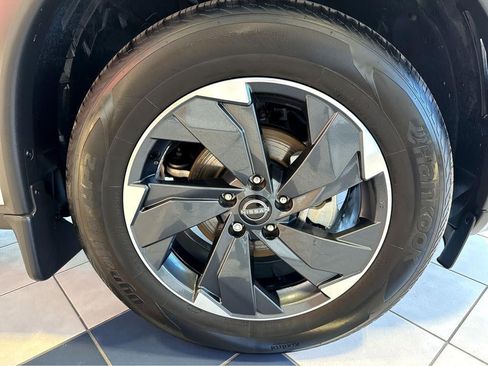 Used 2024 Nissan Rogue SV AWD/4WD image 6