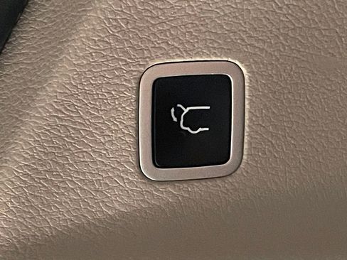 Used 2021 Chrysler Pacifica Touring-L image 13