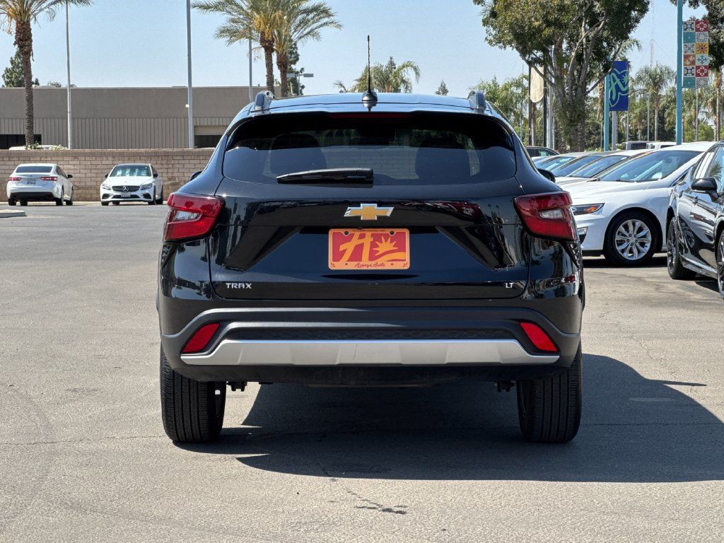 Used 2025 Chevrolet Trax LT FWD image 4
