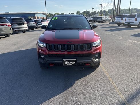 Used 2025 Jeep Compass Trailhawk AWD/4WD image 10
