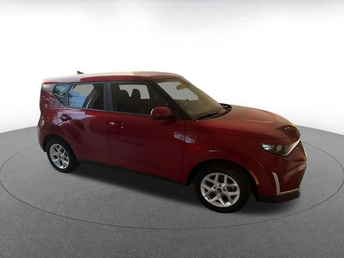Used 2025 Kia Soul LX w/ LX Technology Package image 2