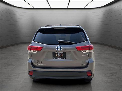 Used 2019 Toyota Highlander XLE image 3