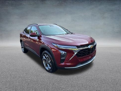 Used 2025 Chevrolet Trax LT FWD image 3