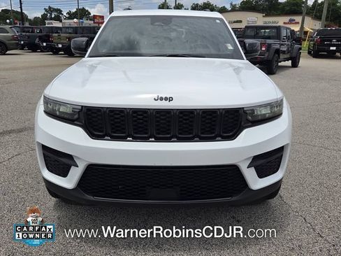 Used 2023 Jeep Grand Cherokee Altitude AWD/4WD image 2