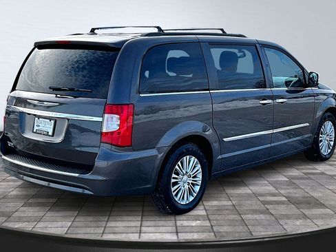 Used 2015 Chrysler Town & Country Touring-L w/ Driver Convenience Group image 5