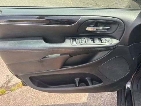 Used 2018 Dodge Grand Caravan SE FWD image 15