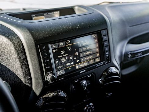 Used 2017 Jeep Wrangler Unlimited Rubicon image 25