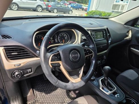 Used 2018 Jeep Cherokee Latitude w/ Cold Weather Group AWD/4WD image 13