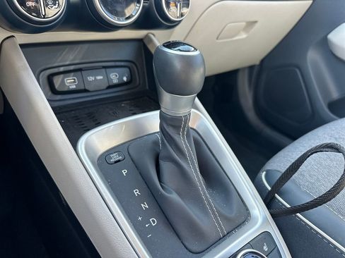 Used 2024 Hyundai Venue Limited image 20