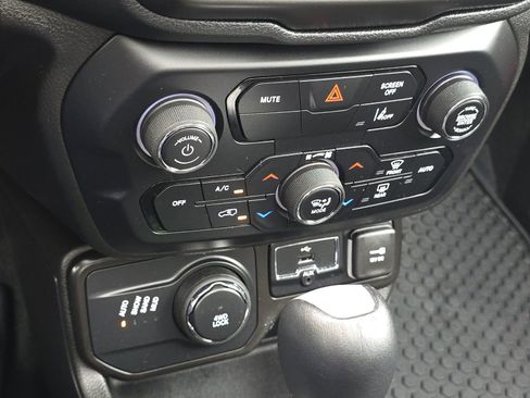 Used 2023 Jeep Renegade Latitude w/ Sun/Sound Group image 20