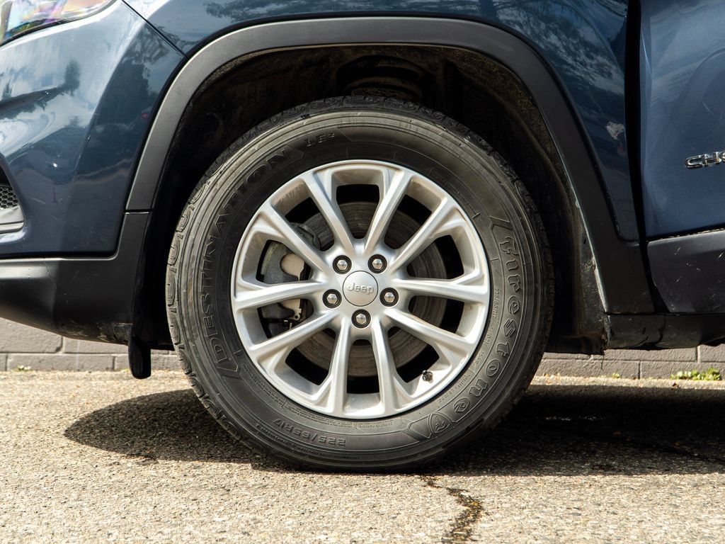 Used 2019 Jeep Cherokee Latitude w/ Cold Weather Group AWD/4WD image 12