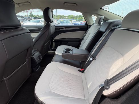 Used 2019 Ford Fusion SE w/ Equipment Group 151A FWD image 11
