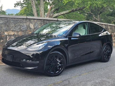 Used 2022 Tesla Model Y Long Range AWD/4WD image 5