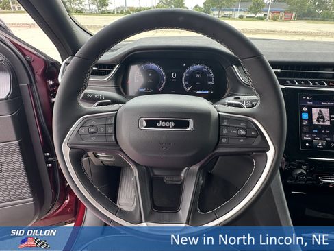 New 2025 Jeep Grand Cherokee Altitude image 8