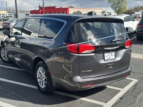 Used 2023 Chrysler Voyager LX image 5