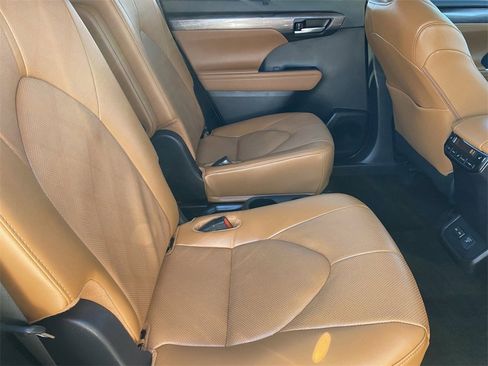 Certified 2025 Toyota Highlander Platinum image 17