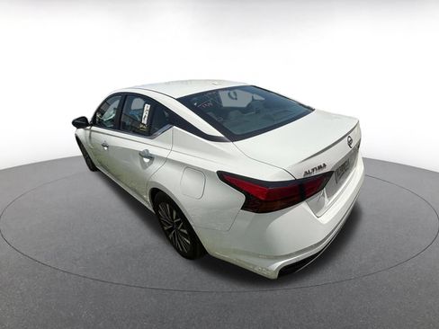 Used 2025 Nissan Altima 2.5 SV FWD image 14