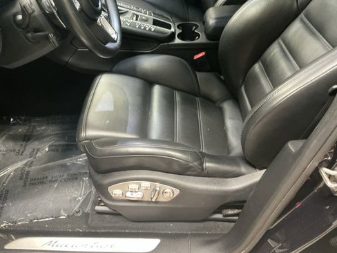 Used 2020 Porsche Macan Turbo image 34