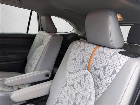 Used 2023 Toyota Highlander Bronze Edition image 19